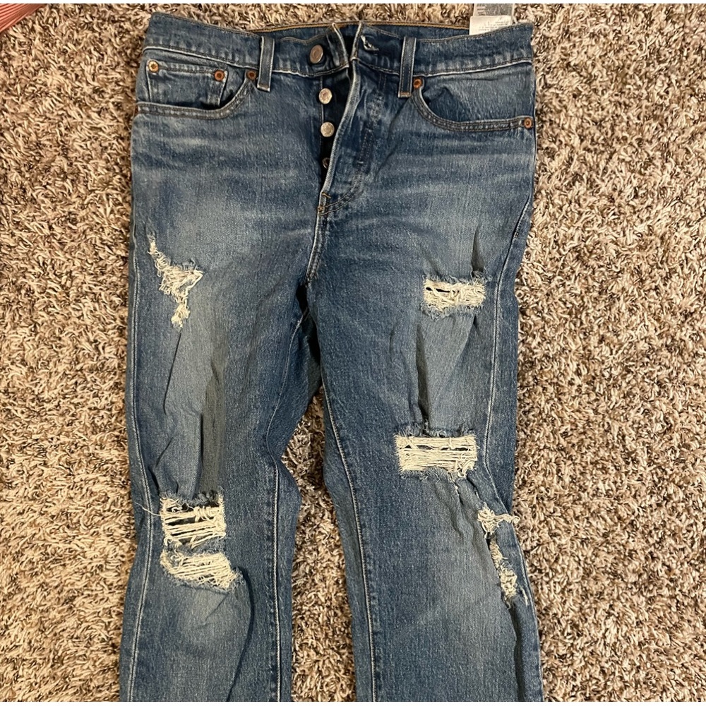 Levi Jean! Cute ripped jeans